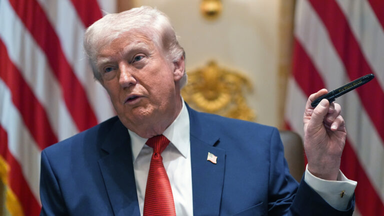 Decenas de demócratas piden el impeachment de Trump por amenazas ‘desquiciadas’ contra Irán