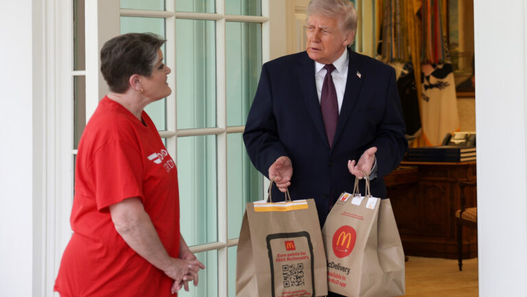 Trump publica una imagen en la que se asemeja a Jesús sanador
