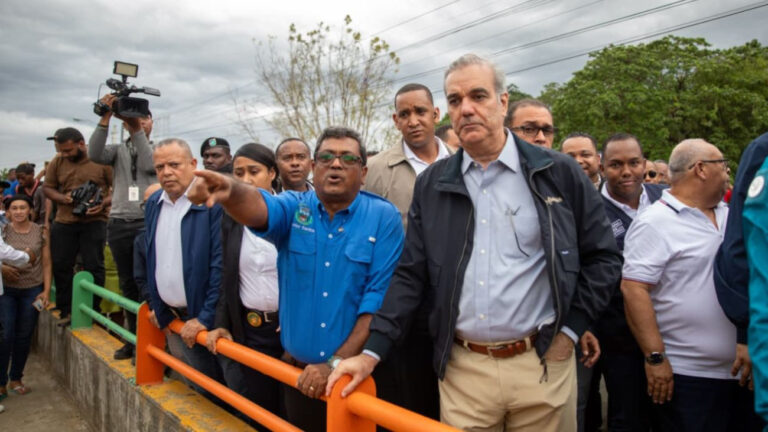 Presidente Abinader visita zona afectada por lluvia en Los Alcarrizos