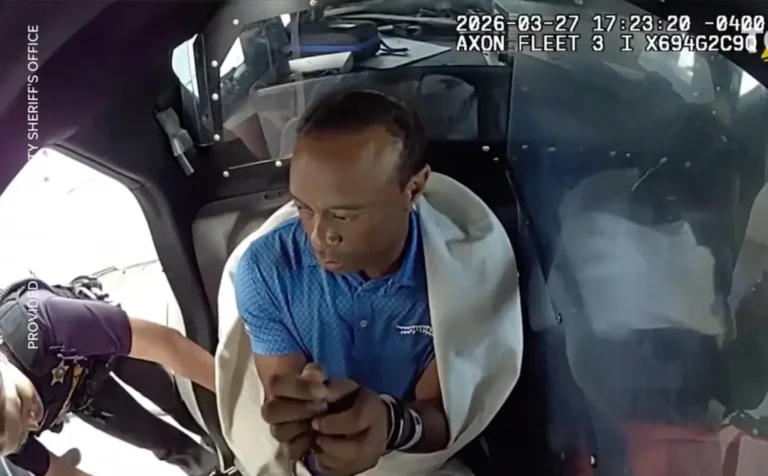 Tiger Woods esposado se notaba irritado en coche de policía tras ser detenido por conducir bajo efectos del alcohol