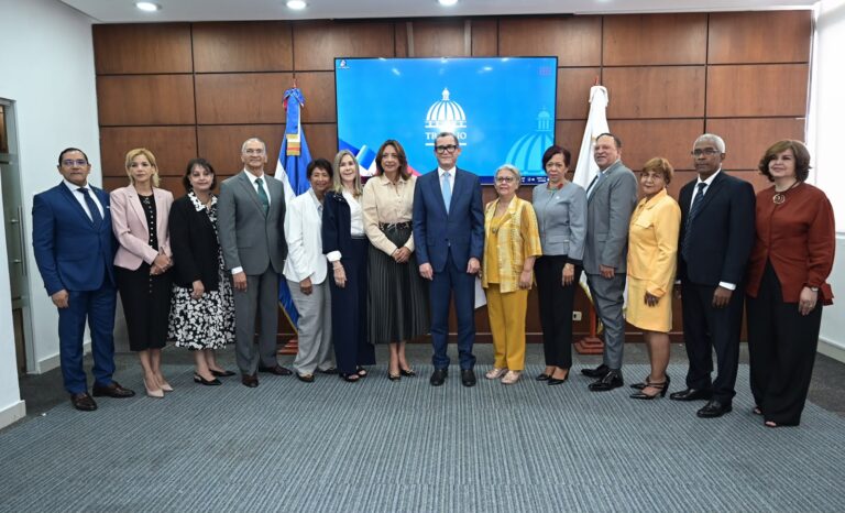 Ministro de Trabajo recibe propuesta para no discriminación de empleo por edad
