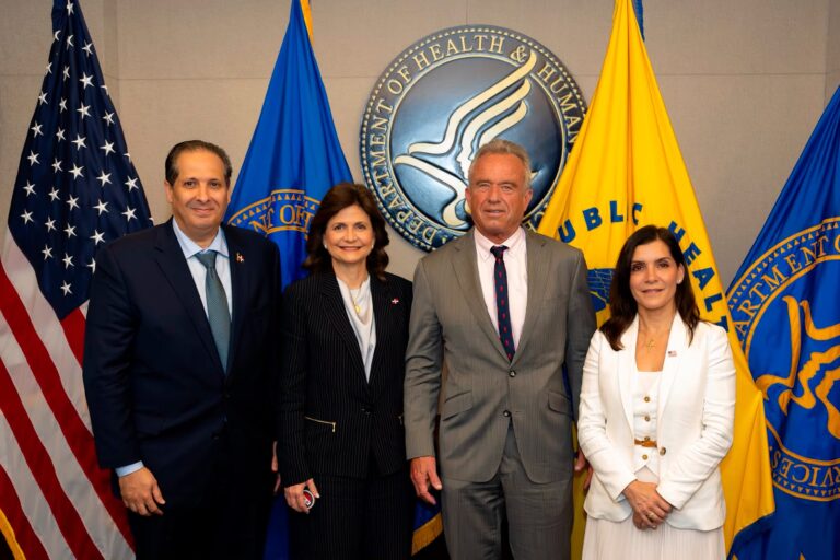 Vicepresidenta Peña y ministro Atallah fortalecen cooperación sanitaria con EE.UU. durante reunión con el secretario Robert F. Kennedy Jr