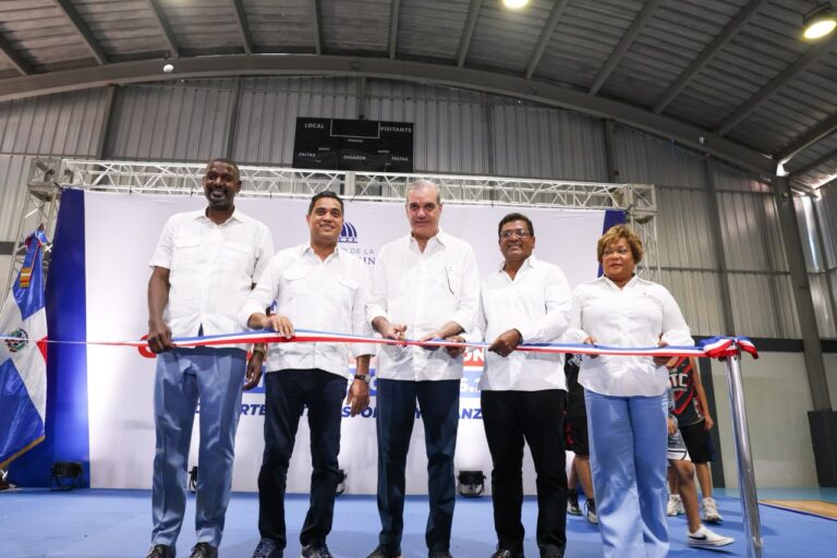 Presidente Abinader y ministro Kelvin Cruz entregan multiuso Dante Lemonier en Los Alcarrizos
