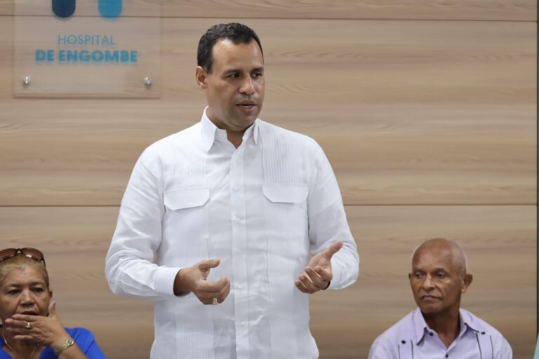 Representantes comunitarios visitan el Hospital de Engombe