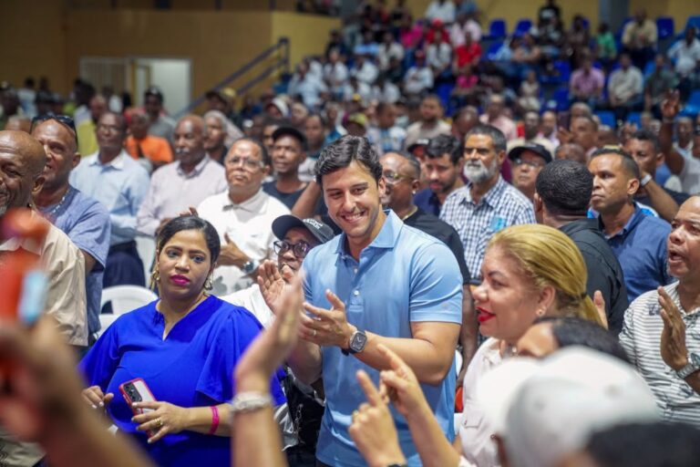 ¡Histórico! Raymond Rodríguez sorprende a más de 750 padres del Distrito Nacional con una multitudinaria celebración por adelantado de su día